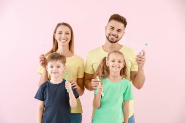 Arka planda diş fırçası olan aile portresi