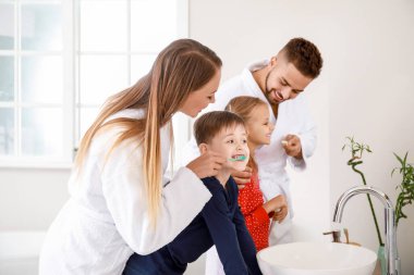 Aile tuvalette dişlerini fırçalıyor.