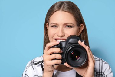 Renk arka plan üzerinde güzel kadın fotoğrafçı