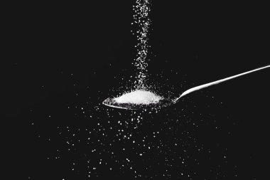 Tatlı reçel ile kaşığa serpiştirilmiş şekerin koyu arkaplanı