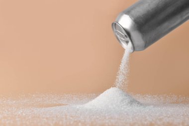 Teneke kutudan renk arkaplanına şeker serpme