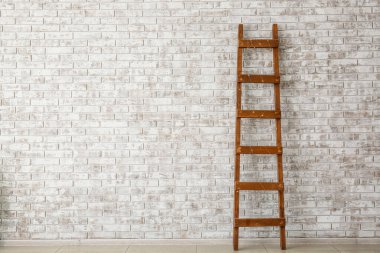 Tuğla duvar yakınındaki Ahşap merdiven
