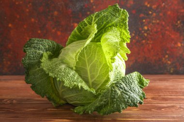 Taze savoy lahana ahşap tablo