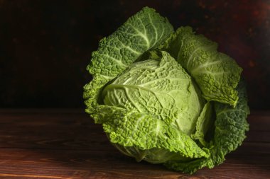 Taze savoy lahana ahşap tablo