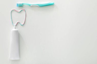 Beyaz arkaplanda fırça, yapıştırma ve çizilmiş diş