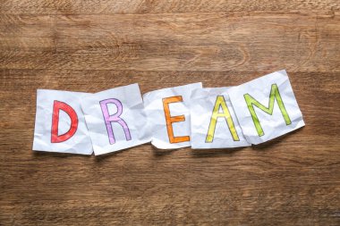 Kağıt kağıtlar kelime oluşturur Ahşap arka planda rüya