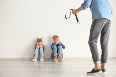 Küçük çocuklarını tehdit eden bir adam. Fiziksel ceza kavramı