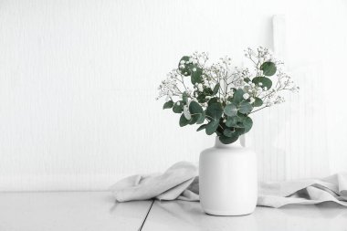 Mutfaktaki masanın üzerinde güzel bir buket vazo.