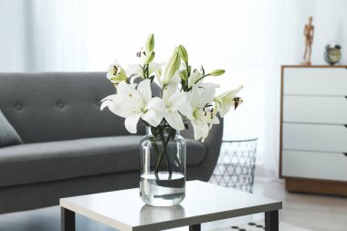 Odada güzel nilüfer çiçekleri olan vazo