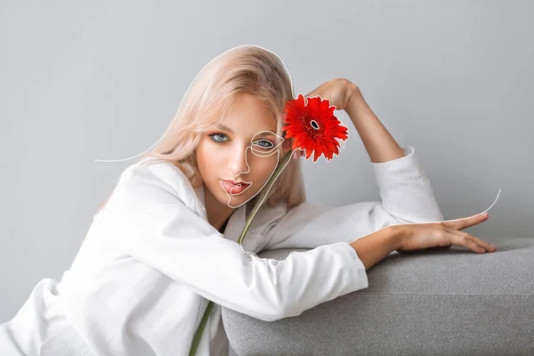 Hermosa mujer joven con flor de gerberas sobre fondo claro — Foto de Stock