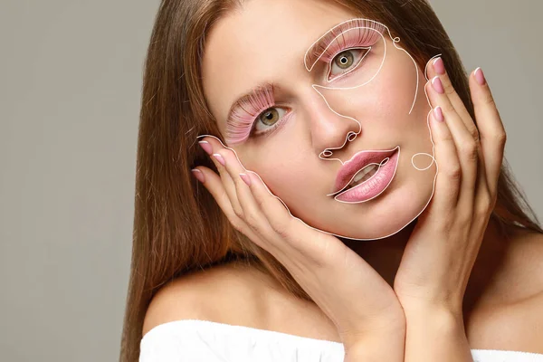 Mujer joven con pestañas creativas sobre fondo gris — Foto de Stock