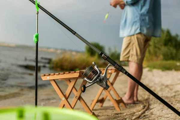 Pesca no rio no dia de verão — Fotografia de Stock