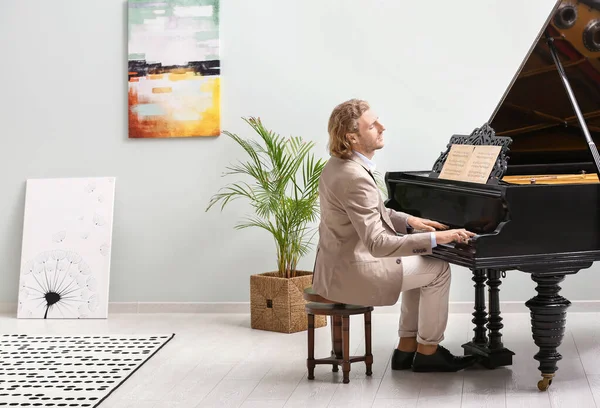 집에서 그랜드 피아노를 연주하는 사람 — 스톡 사진