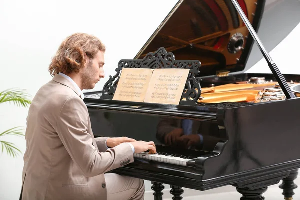 Uomo che suona il pianoforte a coda a casa — Foto Stock