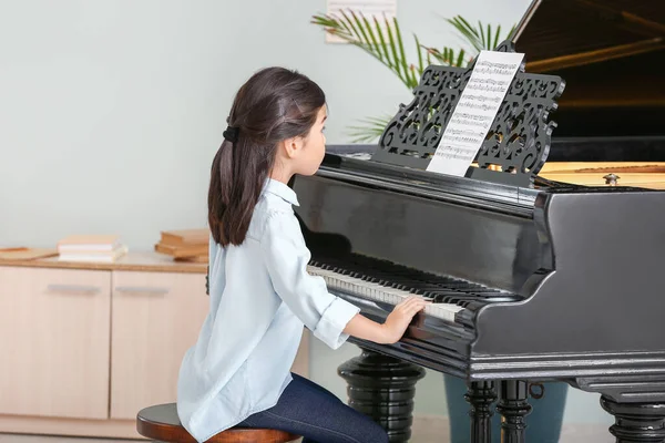 Bambina che suona il pianoforte a coda a casa — Foto Stock