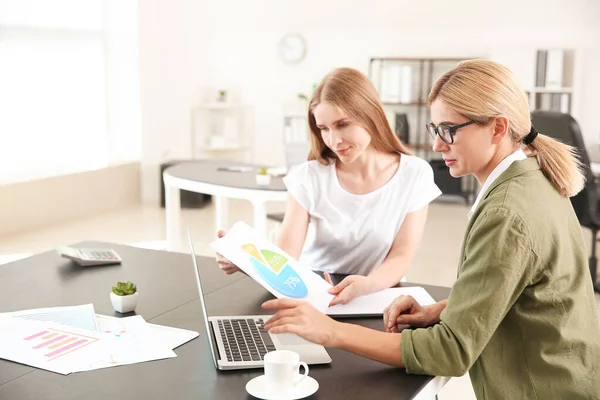 Mulher de negócios bonita e seu colega discutindo questão no escritório — Fotografia de Stock