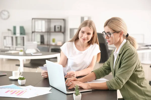 Mulher de negócios bonita e seu colega discutindo questão no escritório — Fotografia de Stock