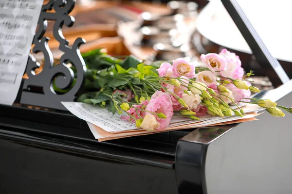 Bouquet de belles fleurs au piano à queue — Photo