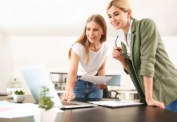 Beautiful businesswoman and her colleague discussing issue in office — Stock Photo, Image