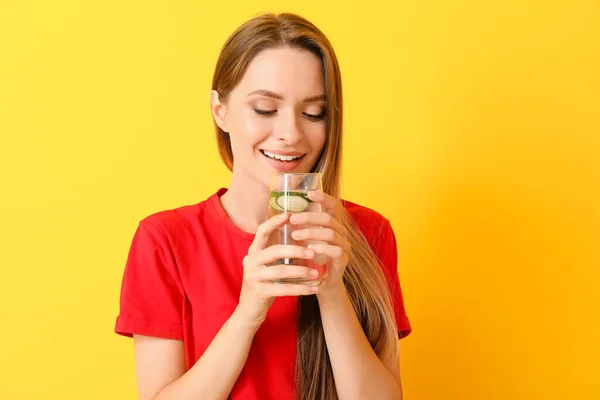 Woman drinking infused water on color background. Diet concept — Stock Photo, Image