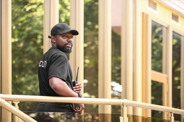 African-American security guard outdoors — Stock Photo, Image