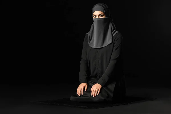 Beautiful Muslim woman on dark background — Stock Photo, Image