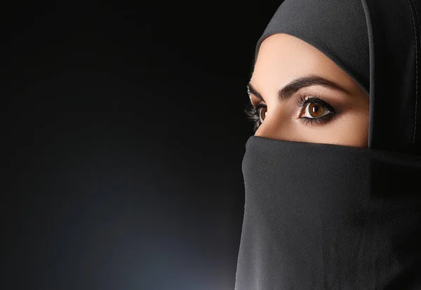 Gyönyörű muszlim nő a sötét háttér — Stock Fotó