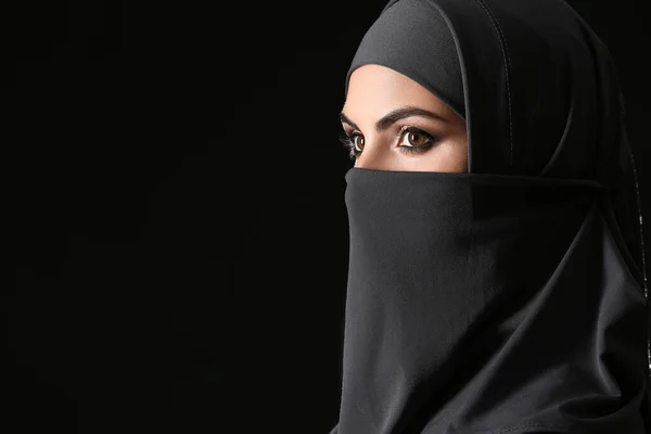 Beautiful Muslim woman on dark background — Stock Photo, Image