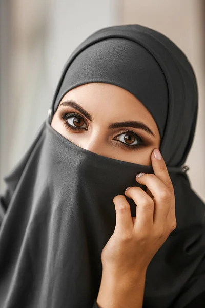 Porträt einer schönen muslimischen Frau im Haus — Stockfoto