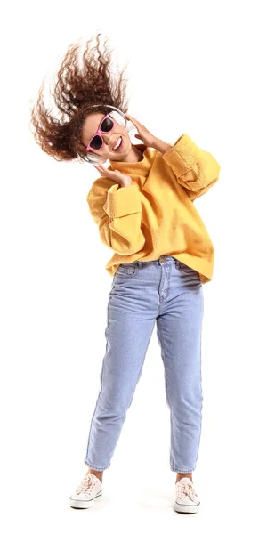 Hermosa mujer afroamericana escuchando música sobre fondo blanco — Foto de Stock