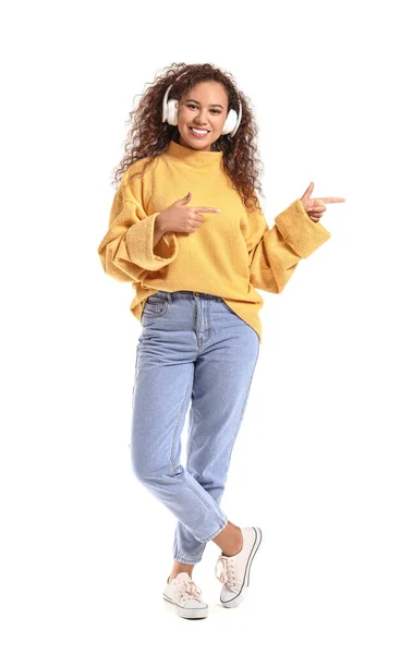 Mulher afro-americana bonita ouvindo música em fundo branco — Fotografia de Stock