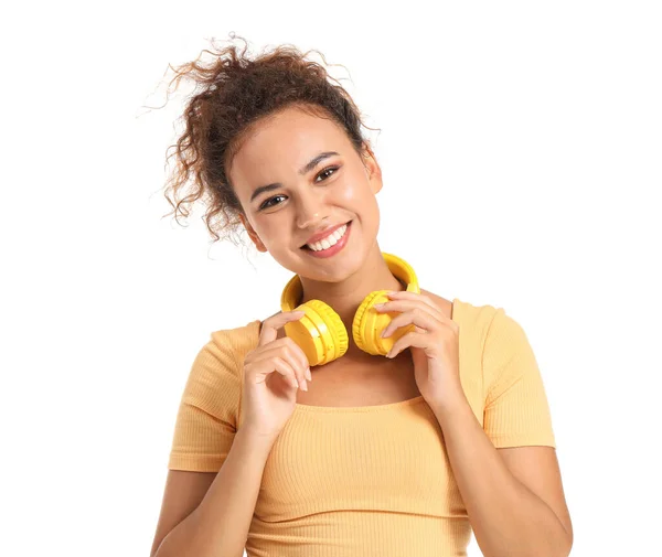 Mulher afro-americana bonita com fones de ouvido no fundo branco — Fotografia de Stock