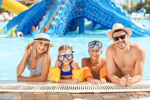 Lykkelig familie som hviler i Aqua Park – stockfoto