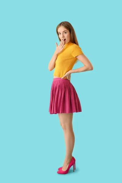 Surprised young woman on color background — Stock Photo, Image