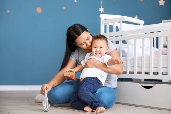 Ázsiai anya és aranyos kis baba játszik otthon — Stock Fotó