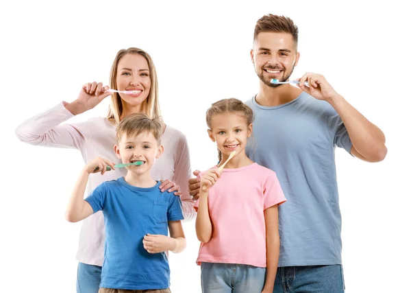 Retrato de família escovando dentes no fundo branco — Fotografia de Stock