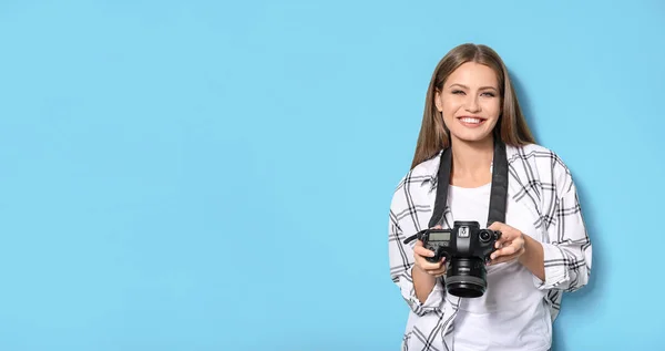 Beautiful female photographer on color background — Stock Photo, Image