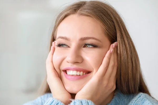 Ritratto di bella giovane donna a casa — Foto Stock