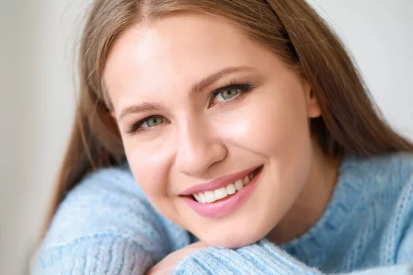 Portrait of beautiful young woman at home, closeup — Stock Photo, Image