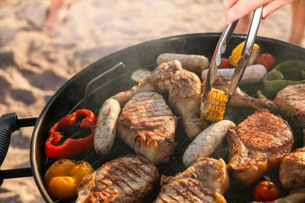 Cozinhar de comida saborosa em churrasqueira ao ar livre, close-up — Fotografia de Stock