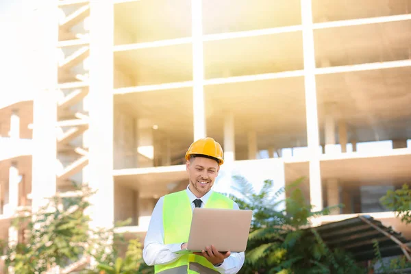 Male architect with laptop outdoors — Stock Photo, Image