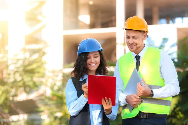 Arquitectos discutiendo proyecto de construcción al aire libre —  Fotos de Stock