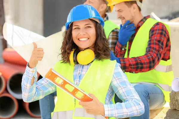 Porträt einer Architektin und ihres Teams im Baugebiet — Stockfoto