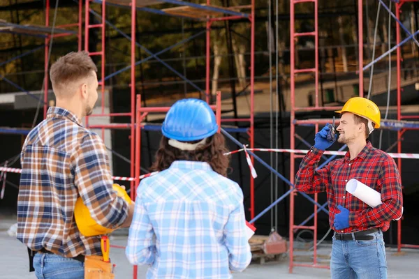 Arquitectos discutiendo proyecto de construcción al aire libre —  Fotos de Stock