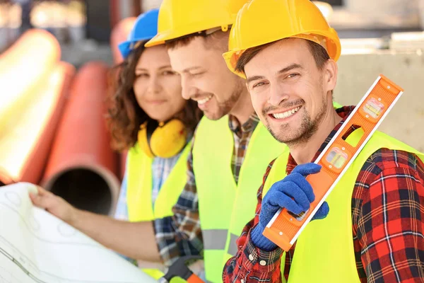 Portret van architecten in bouw gebied — Stockfoto