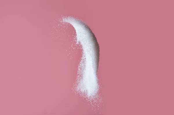 Házení písku cukru na barevném pozadí — Stock fotografie