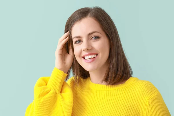 Retrato de una hermosa joven sobre fondo de color — Foto de Stock