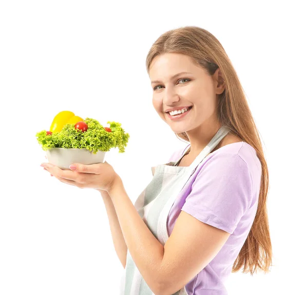 Mooie jonge vrouw in schort en met groenten op witte achtergrond — Stockfoto