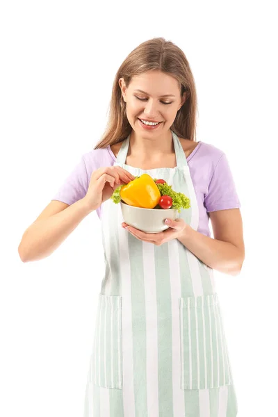 Mulher bonita no avental e com legumes no fundo branco — Fotografia de Stock