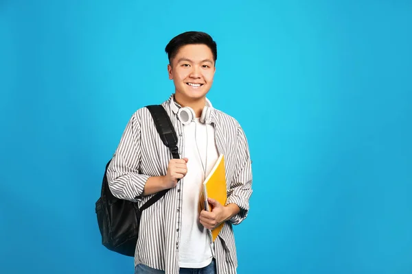 Renkli arka plan üzerinde Asyalı öğrenciportresi — Stok fotoğraf